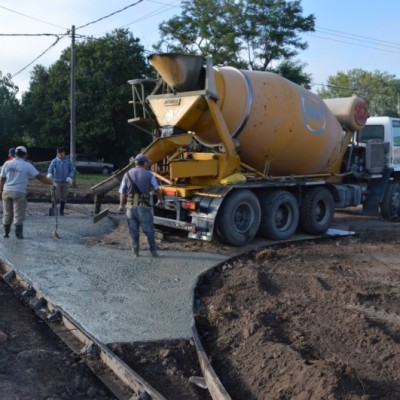 EL MUNICIPIO TRABAJA EN CERRAR RED DE PAVIMENTO EN BARRIO RIVADAVIA