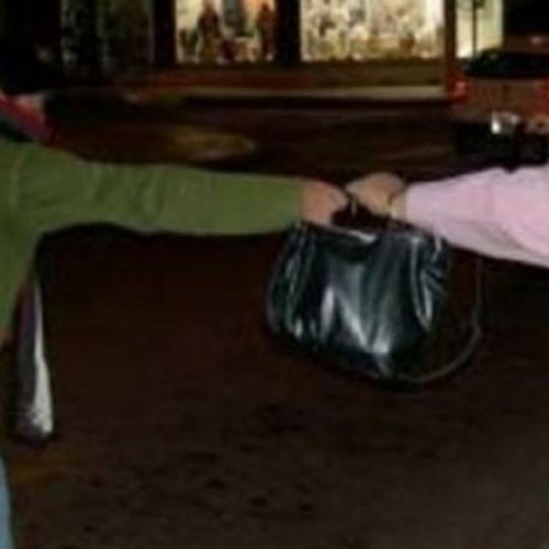 INTENTO DE ARREBATO A UNA MUJER QUE ESTABA CON SUS HIJAS