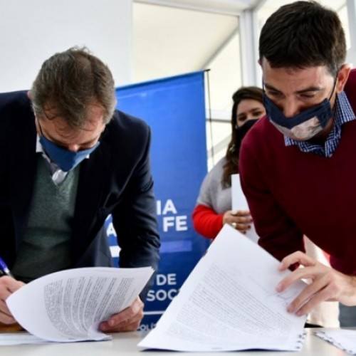 PROVINCIA FIRMÓ CONVENIOS POR 5.300 MILPESOS CON MUNICIPIOS Y COMUNAS