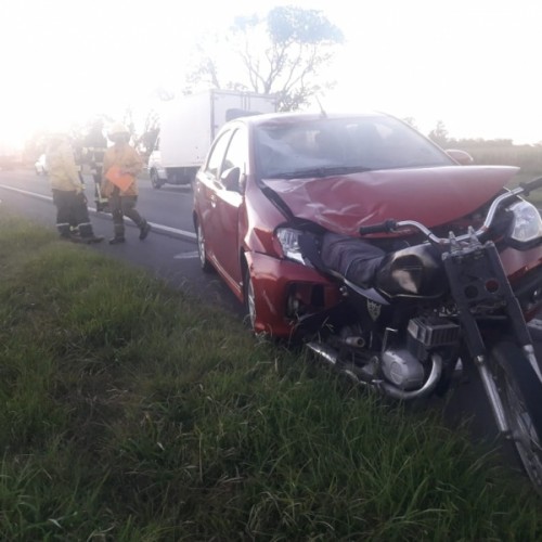 UN AUTOMÓVIL COLISIONÓ DOS MOTOS EN HUGHES