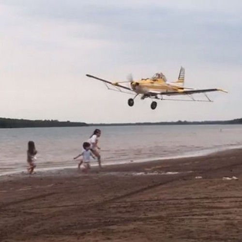 UNA AVIONETA ROZÓ A UN GRUPO DE NIÑOS EN CORRIENTES